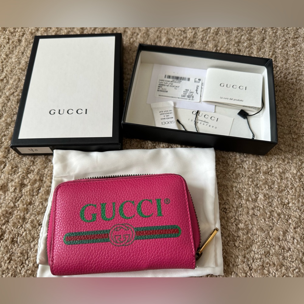 Gucci Logo leather zip around compact card wallet